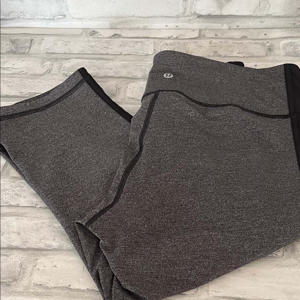 Lululemon Gray Leggings with black trim stitching size 8  cropped